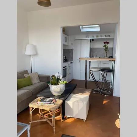别墅 Petite Villa/ Idealement Situee. *